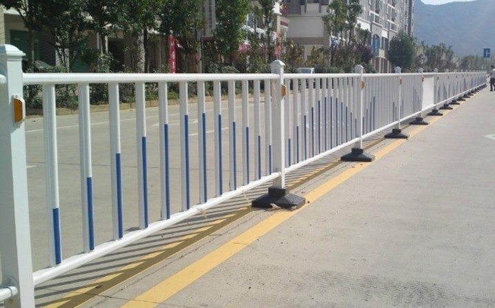 邯鄲涉縣城區玻璃鋼護欄正式“上崗”對拐彎、掉頭作用很大